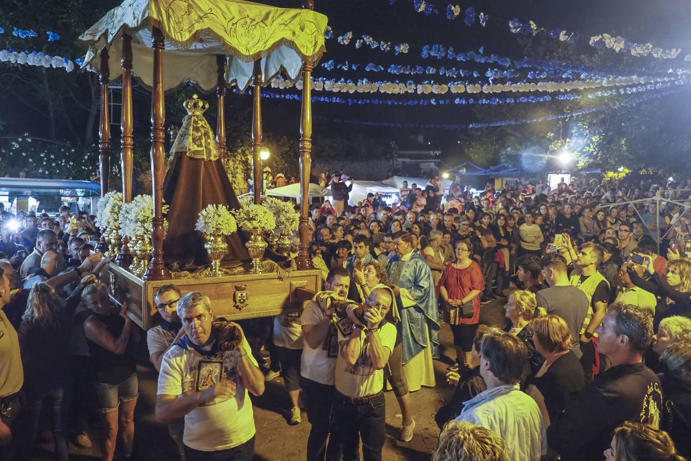 Miles de devotos de la patrona de los marineros se acercan hasta Revilla de Camargo para cumplir con la tradición.