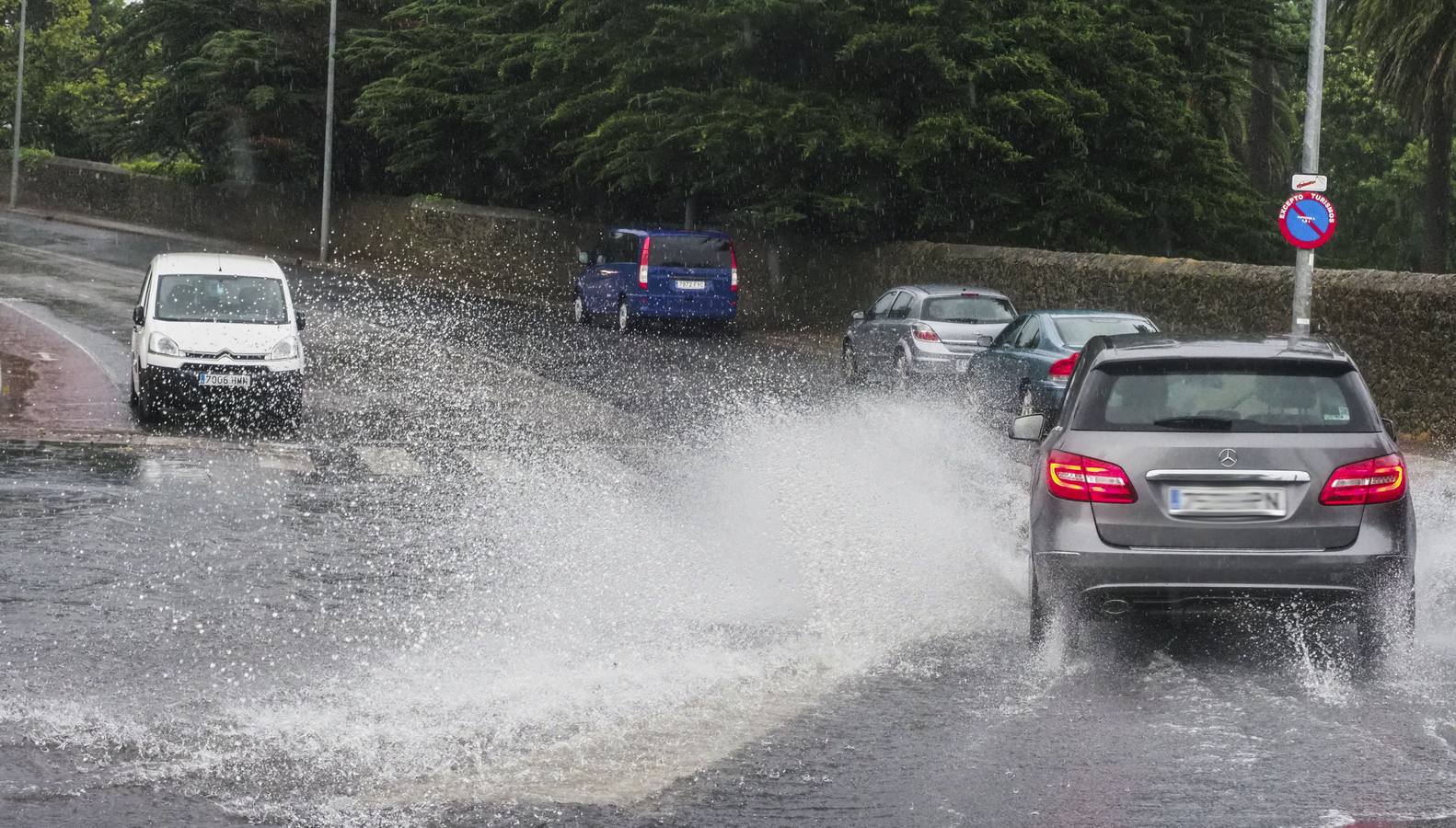 Fotos: Caen más de 20 litros en Santander en apenas dos horas