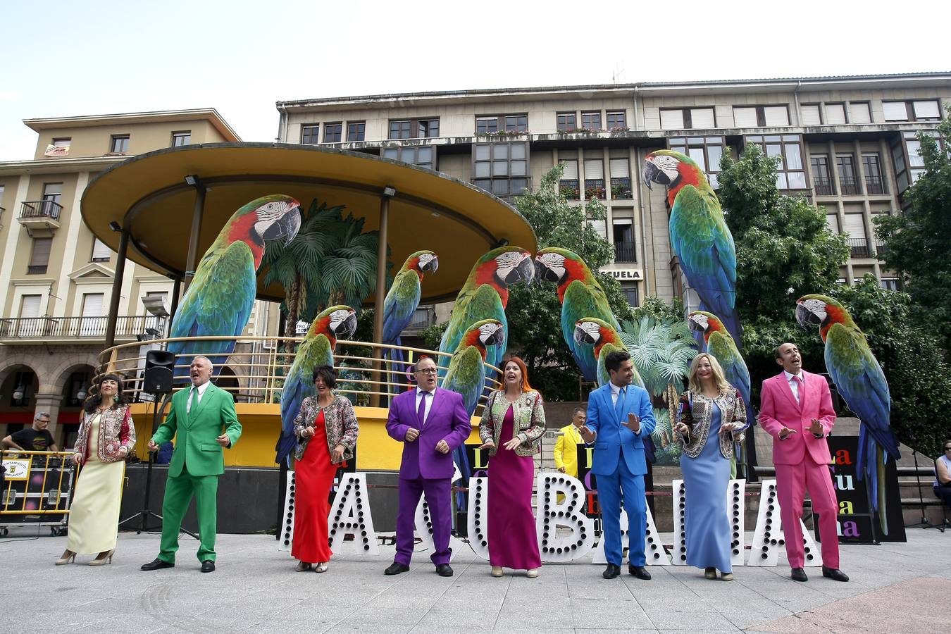 Fotos: La Cubana presenta en la Plaza Mayor de Torrelavega su obra &quot;Adiós Arturo&quot;