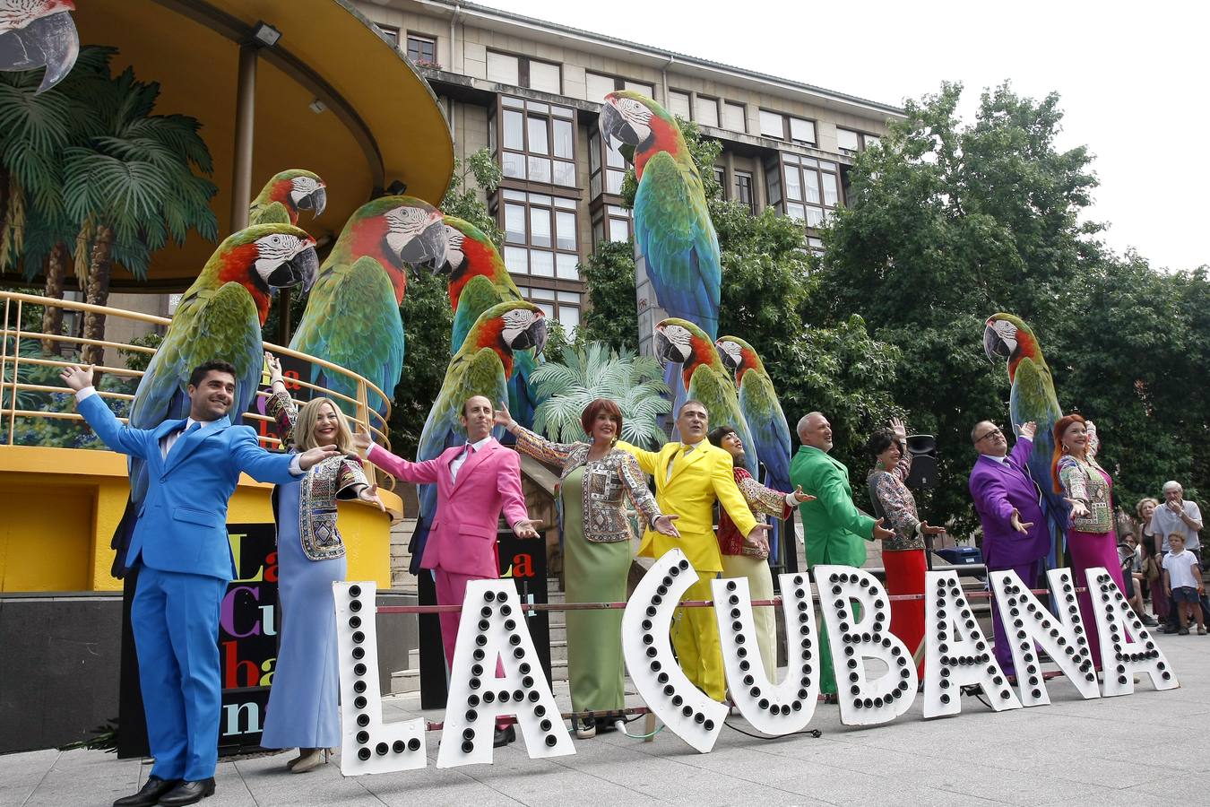 Fotos: La Cubana presenta en la Plaza Mayor de Torrelavega su obra &quot;Adiós Arturo&quot;