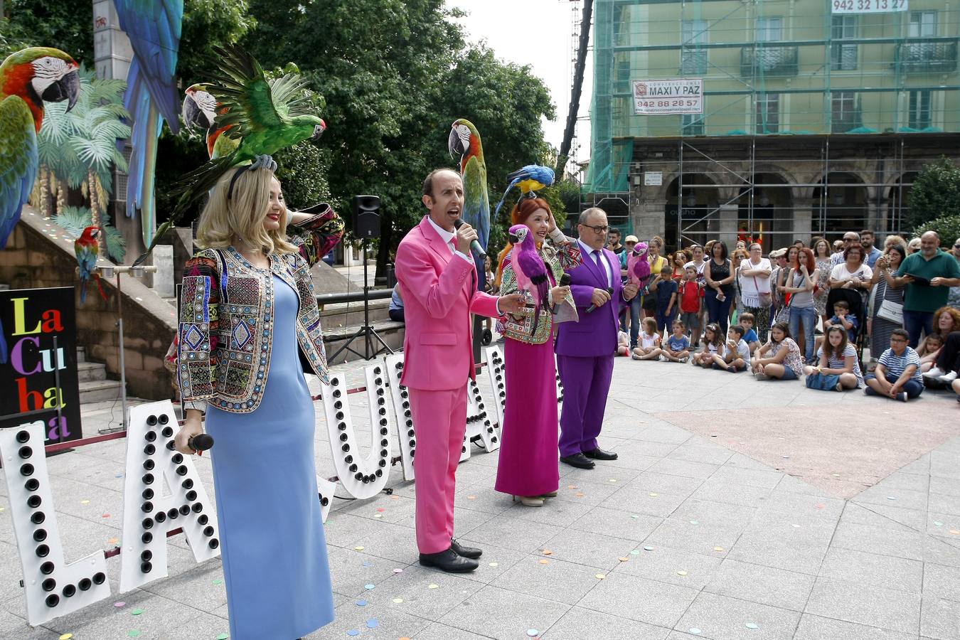 Fotos: La Cubana presenta en la Plaza Mayor de Torrelavega su obra &quot;Adiós Arturo&quot;