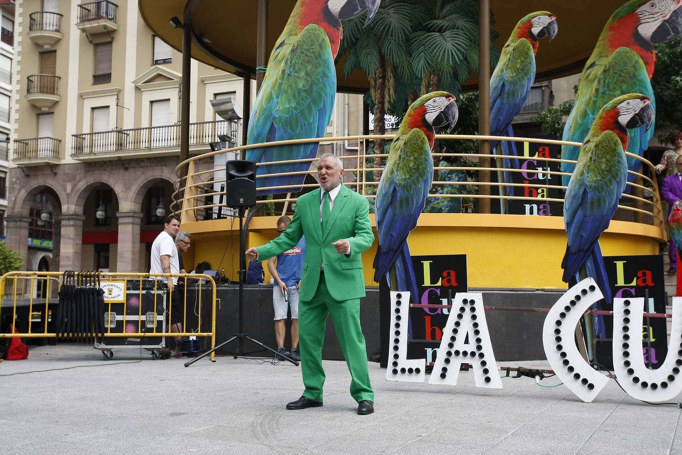 Fotos: La Cubana presenta en la Plaza Mayor de Torrelavega su obra &quot;Adiós Arturo&quot;