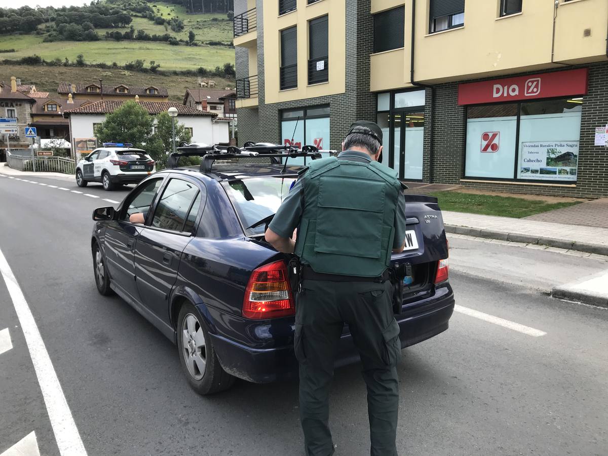 Fotos: Controles de la Guardia Civil en Liébana para dar con Luciano Simón