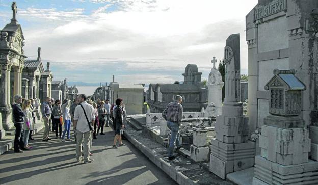 Decenas de turistas admiran los panteones y la arquitectura del cementerio de Ballena, en una de sus avenidas.