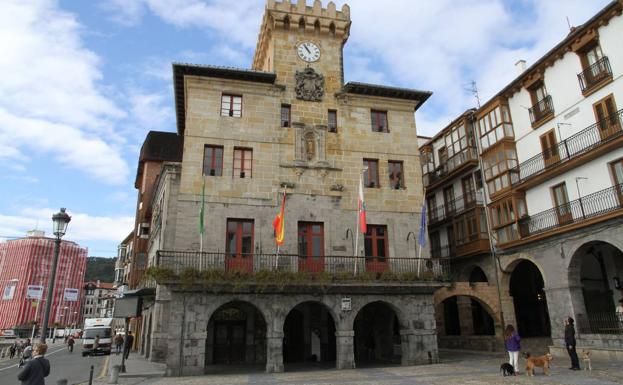 El Ayuntamiento de Castro Urdiales. 