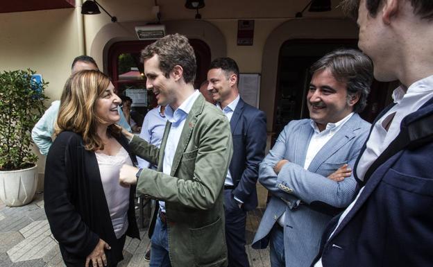 María José Sáenz de Buruahga saluda a Pablo Casado durante su visita a Cantabria para presentar su candidatura.