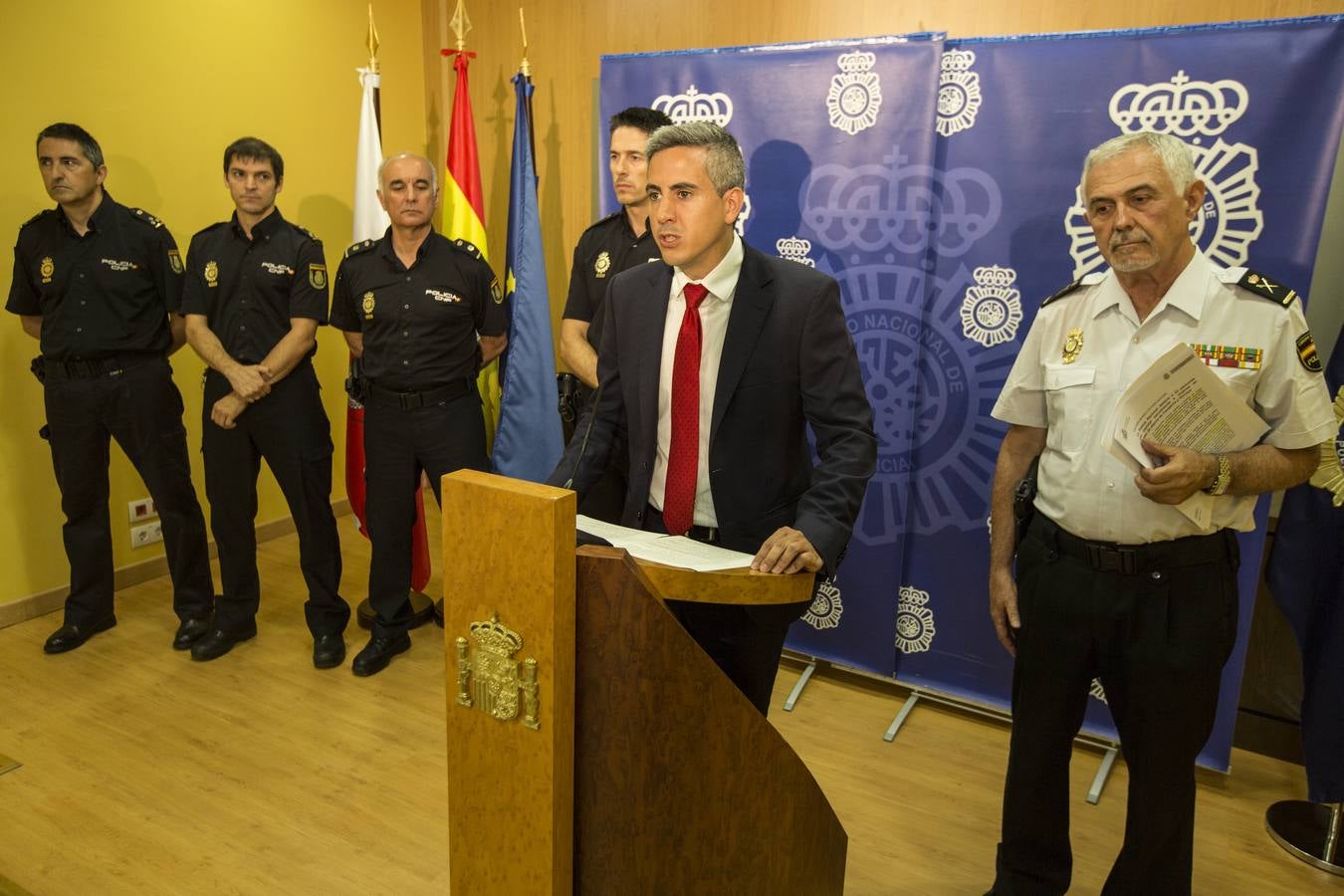 El delegado del Gobierno, Pablo Zuloaga, el jefe superior de Policía de Cantabria, Héctor Moreno, y responsables de la investigación, dan a conocer los resultados de la 'Operación Cicerone', que ha conseguido desarticular una organización dedicada a la trata de seres humanos con fines de explotación sexual.