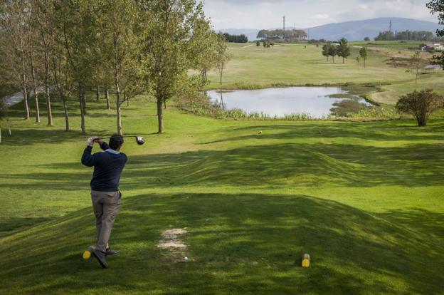 El campo de Nestares se llenará hoy de jugadores en la cuarta prueba del Gran Premio de Golf de El Diario Montañés.