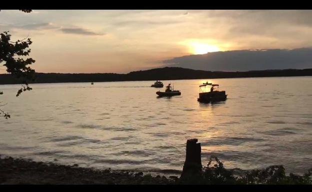 Personal de rescate buscan supervivientes en el lago donde ha ocurrido la tragedia.