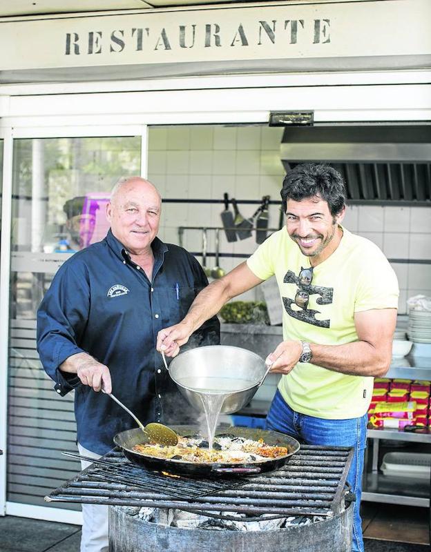 El popular hostelero del Barrio Pesquero, 'Pin' Peñucas y el presentador de televisión Quico Taronjí.