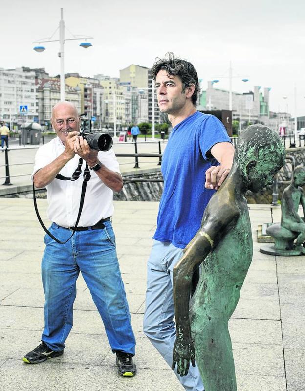 Sane fotografía a Eduardo Noriega en 'Los Raqueros'.