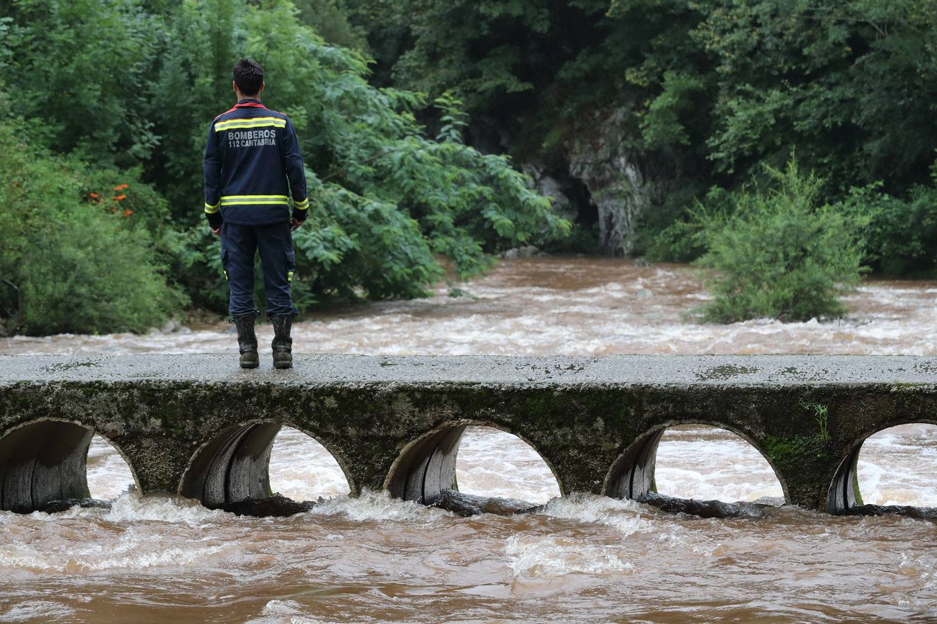 Fotos: Trescientos niños evacuados de un campamento en Rionansa por las fuertes lluvias