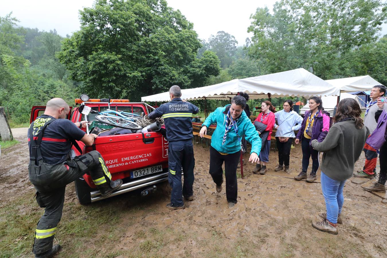 Fotos: Trescientos niños evacuados de un campamento en Rionansa por las fuertes lluvias