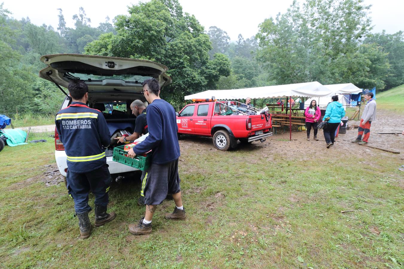 Fotos: Trescientos niños evacuados de un campamento en Rionansa por las fuertes lluvias