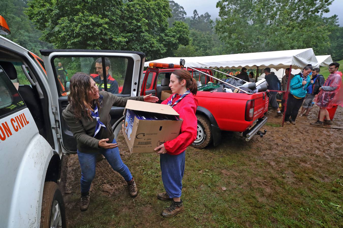 Fotos: Trescientos niños evacuados de un campamento en Rionansa por las fuertes lluvias