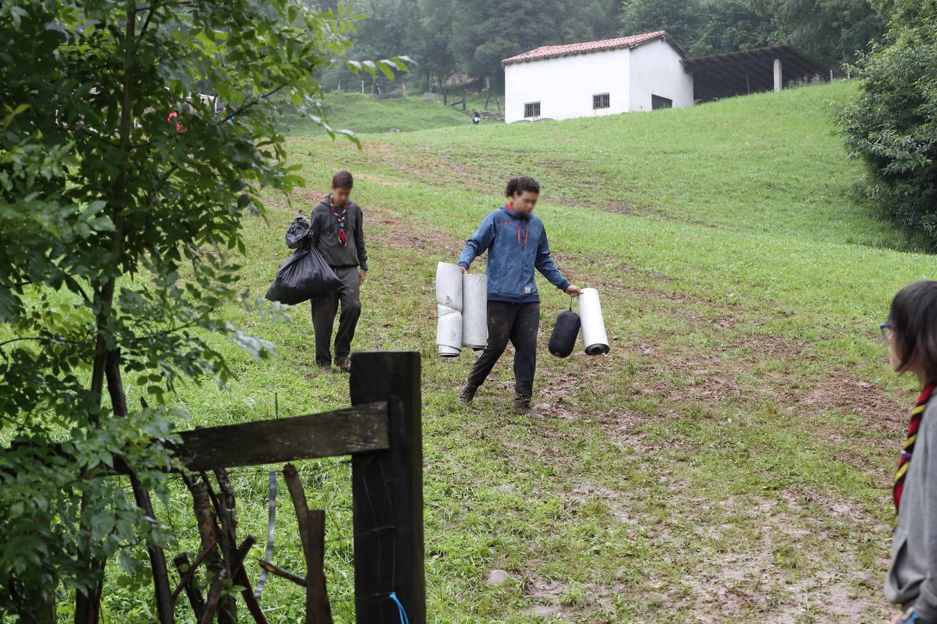 Fotos: Trescientos niños evacuados de un campamento en Rionansa por las fuertes lluvias