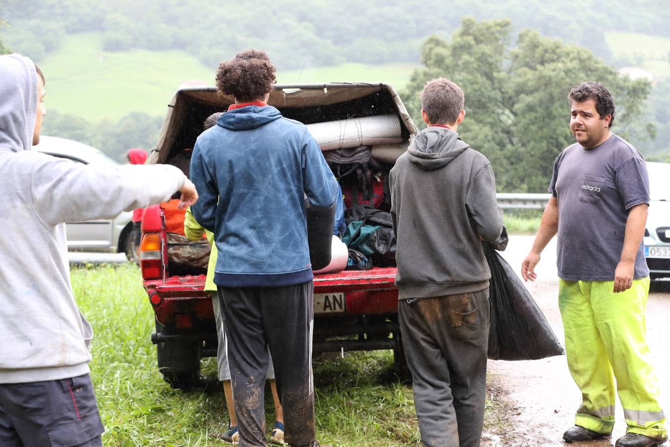 Fotos: Trescientos niños evacuados de un campamento en Rionansa por las fuertes lluvias