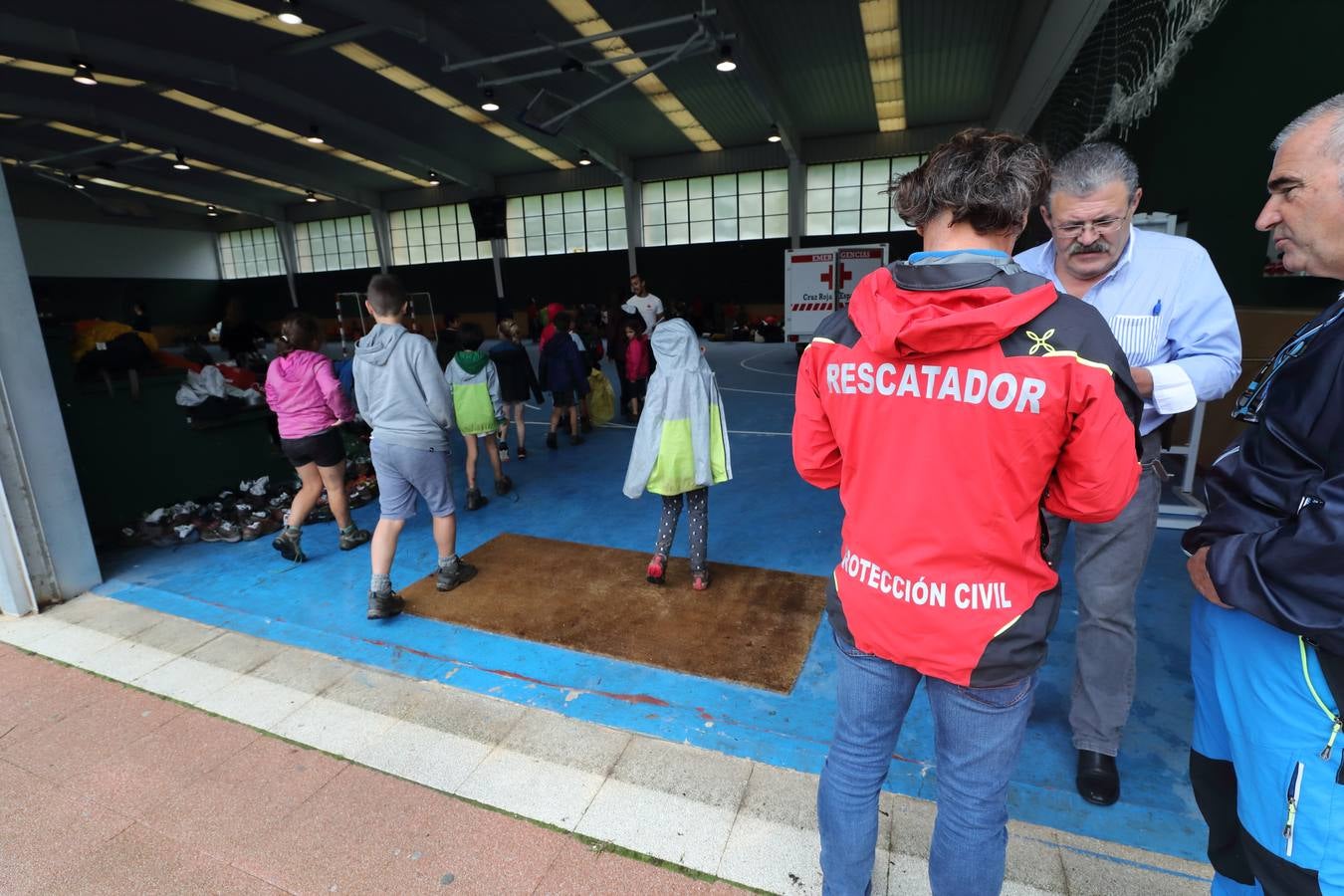 Fotos: Trescientos niños evacuados de un campamento en Rionansa por las fuertes lluvias