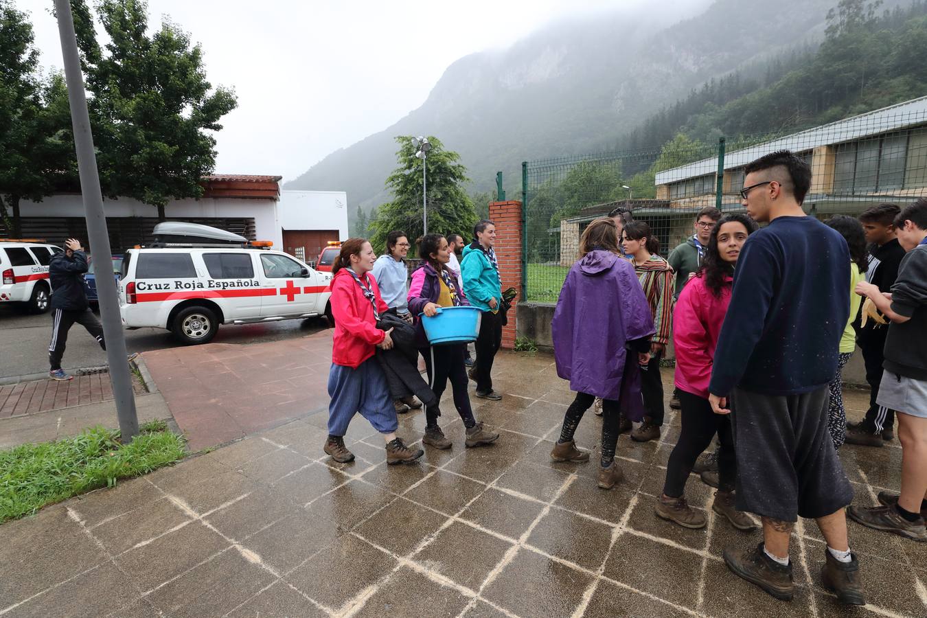 Fotos: Trescientos niños evacuados de un campamento en Rionansa por las fuertes lluvias