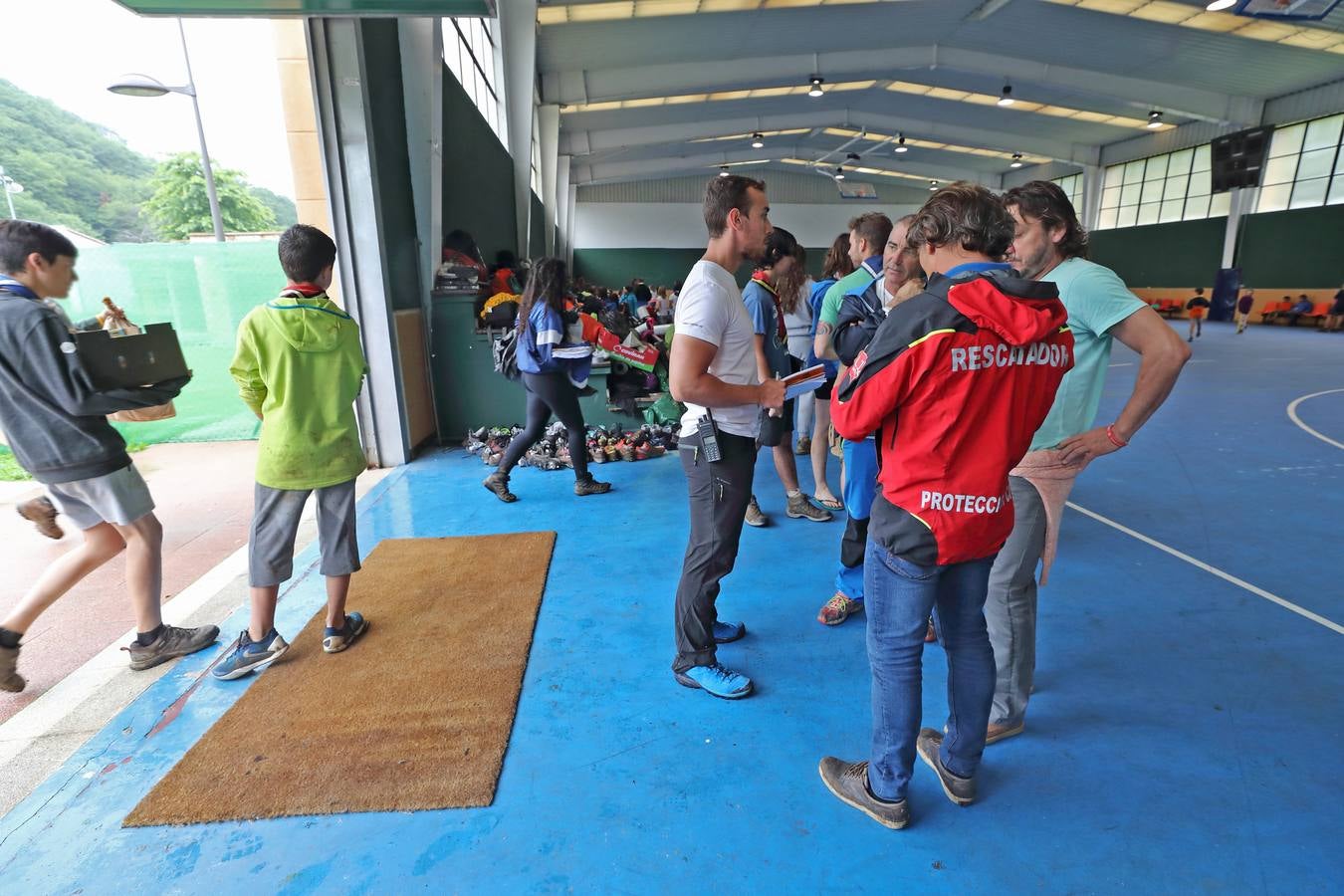 Fotos: Trescientos niños evacuados de un campamento en Rionansa por las fuertes lluvias