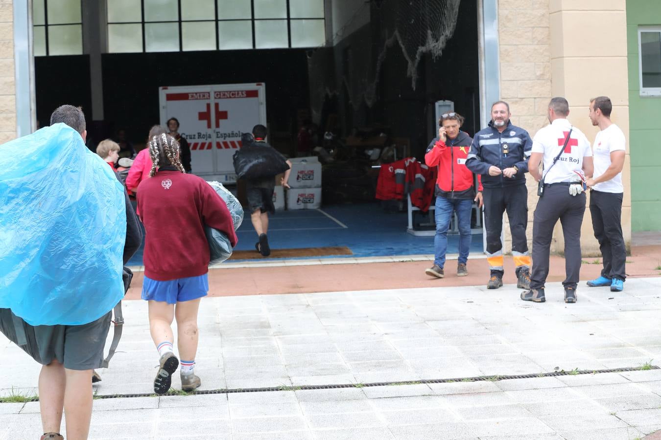 Fotos: Trescientos niños evacuados de un campamento en Rionansa por las fuertes lluvias