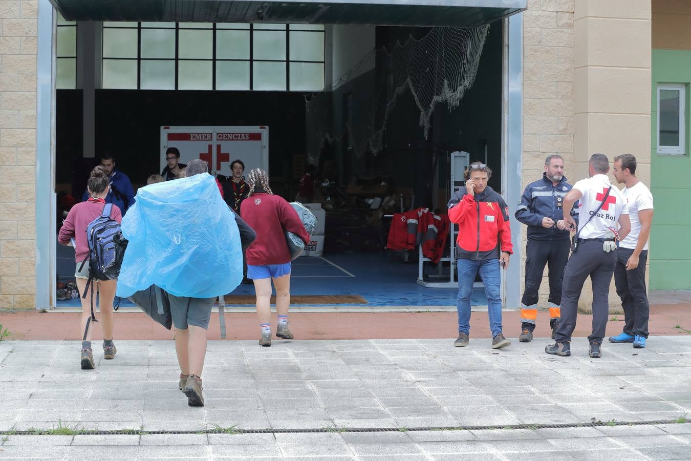 Fotos: Trescientos niños evacuados de un campamento en Rionansa por las fuertes lluvias