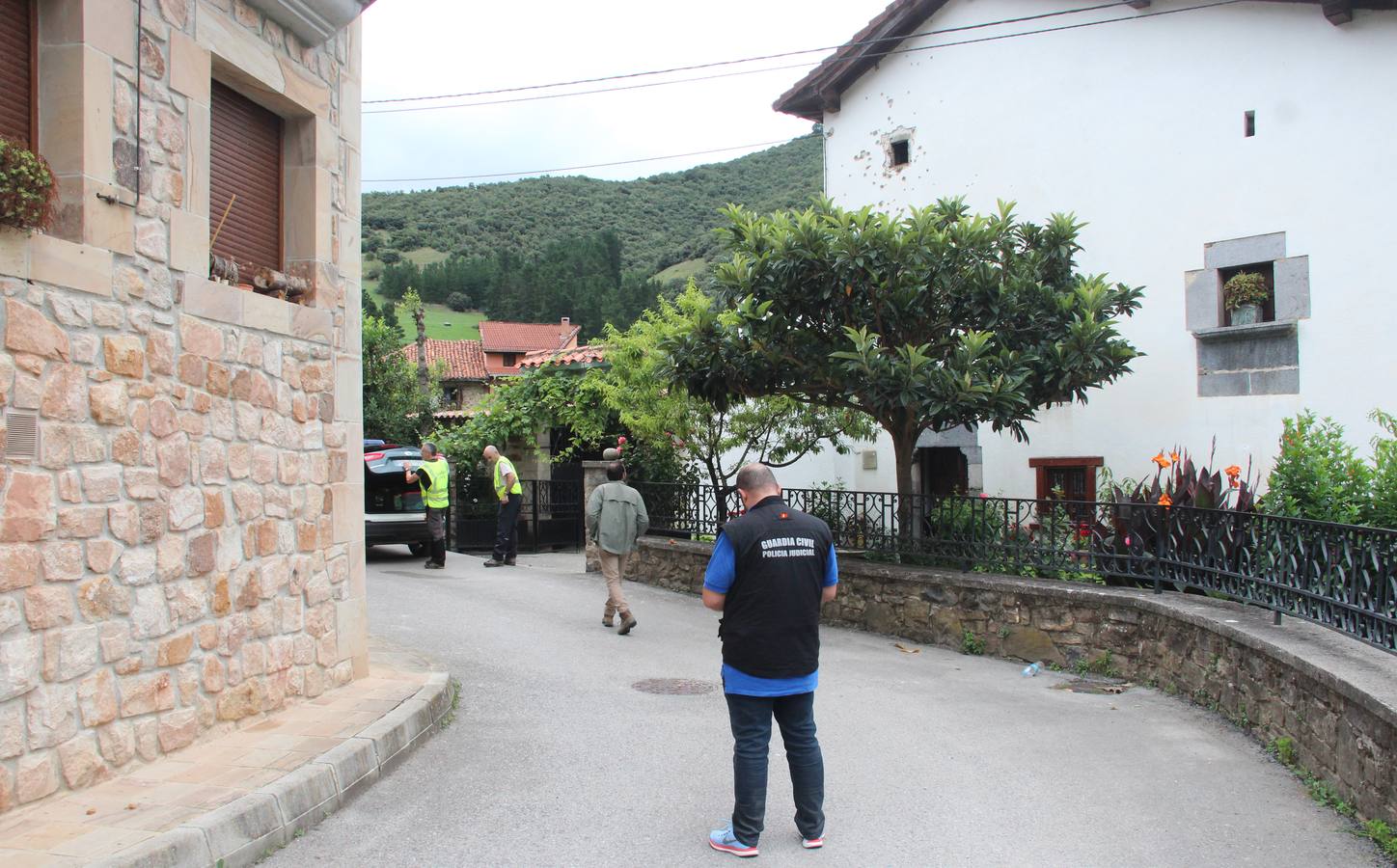 El fugitivo de Turieno regresó a su casa y al monte en el que estuvo escondido durante unas horas para reconstruir su huida, pero su escopeta no aparece. Guardias civiles, funcionarios judiciales y su abogado le acompañaron en esta reconstrucción, en un amplio dispositivo en el que también han colaborado operarios de Montes.