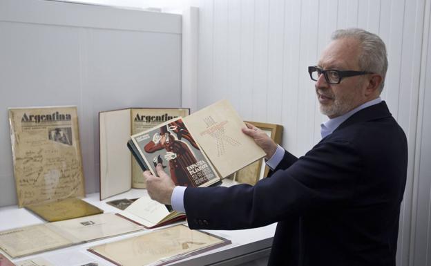 José María Lafuente, empresario y editor de La Bahía, muestra una de las piezas que integran los ingentes fondos de su Archivo. :