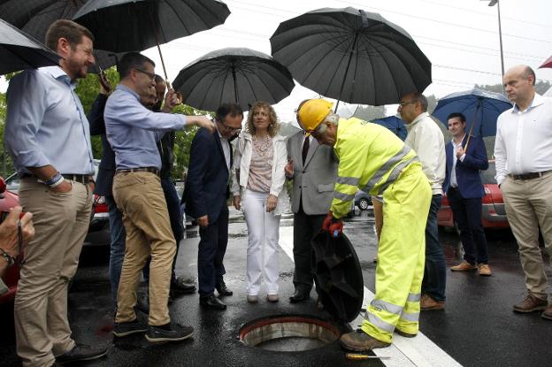 Las autoridades observan el recorrido del agua por la nueva canalización construida en La Turbera. 