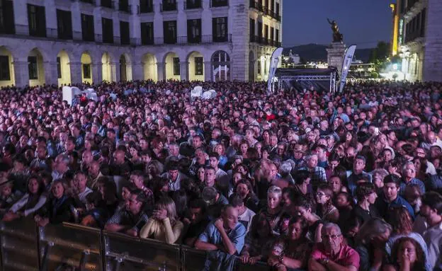 Miles de asistentes llenaron la Plaza Porticada para disfrutar de la música en la tercera jornada de las fiestas.