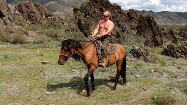 Putin monta a caballo por la región siberiana de Tuvá. Arriba, Sochi, donde tiene su residencia preferida. .