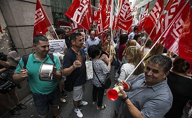 El sector de la limpieza se acerca a un acuerdo con los sindicatos divididos