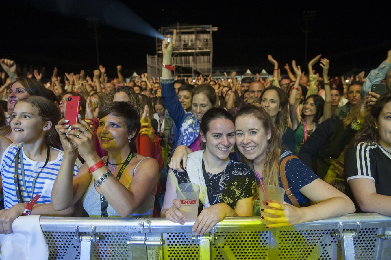 El cantante Antonio Orozco cerró anoche en Torrelavega los conciertos de la primera jornada del X Música en Grande