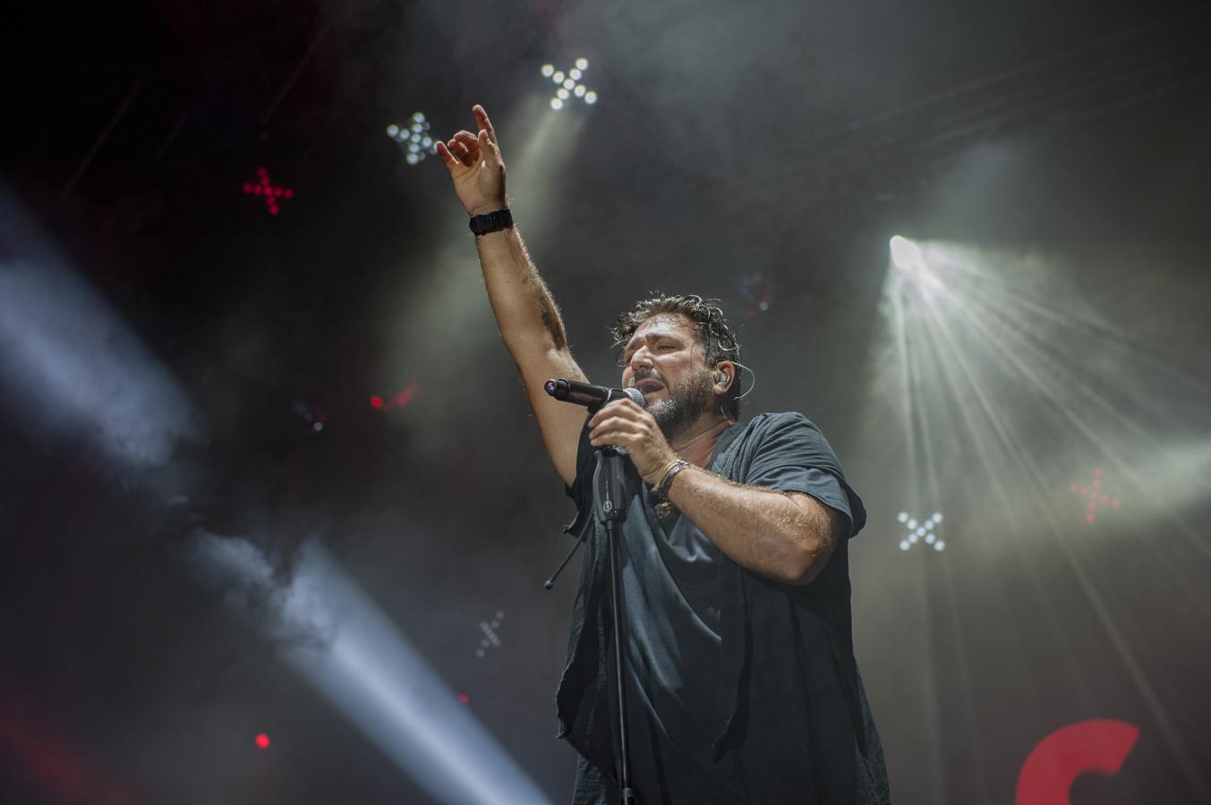 El cantante Antonio Orozco cerró anoche en Torrelavega los conciertos de la primera jornada del X Música en Grande