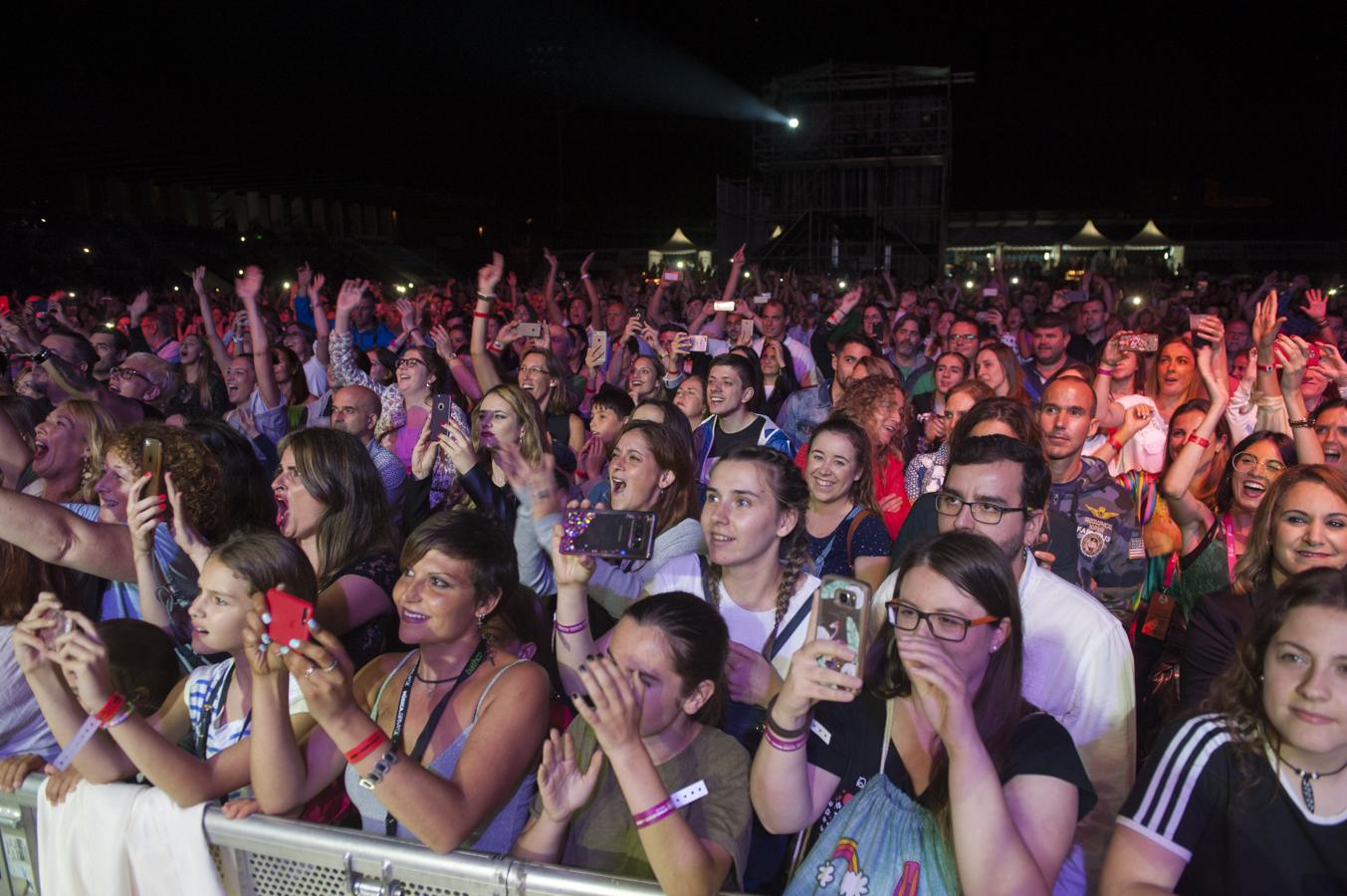 El cantante Antonio Orozco cerró anoche en Torrelavega los conciertos de la primera jornada del X Música en Grande