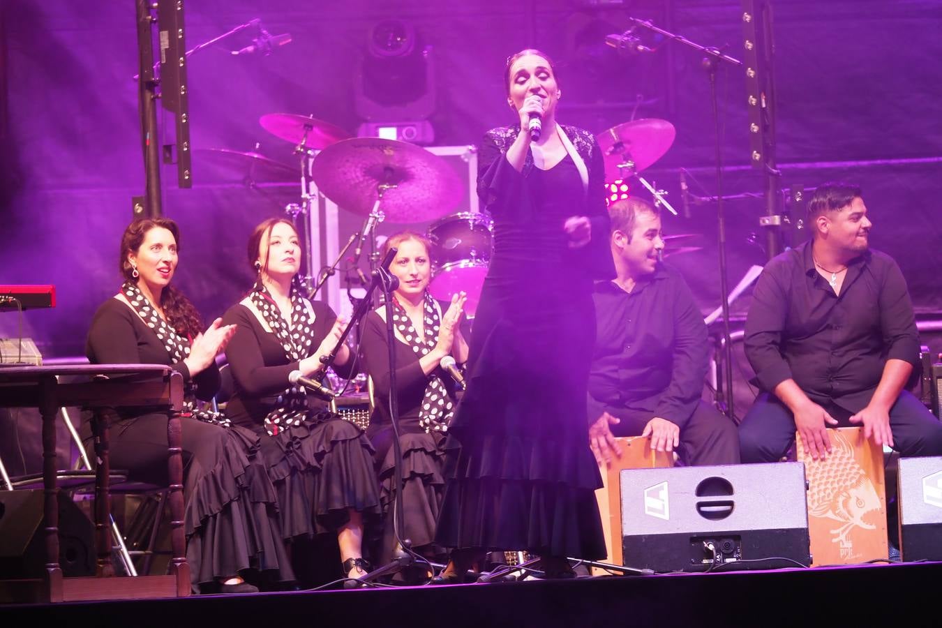 El grupo Son de Flamenco y artistas invitados presentaron anoche el espectáculo '100 años de Carmen Amaya, en la Plaza Porticada
