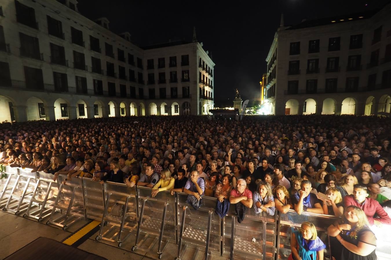 El grupo Son de Flamenco y artistas invitados presentaron anoche el espectáculo '100 años de Carmen Amaya, en la Plaza Porticada