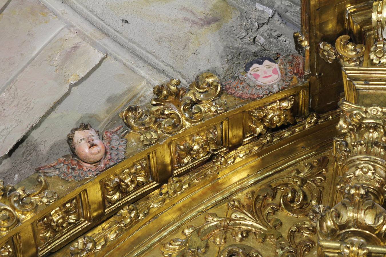 Una escultura de ángel desaparecida del retablo del altar mayor de la Parroquia de San Sebastián fue sustituida hace años por un malogrado dibujo 