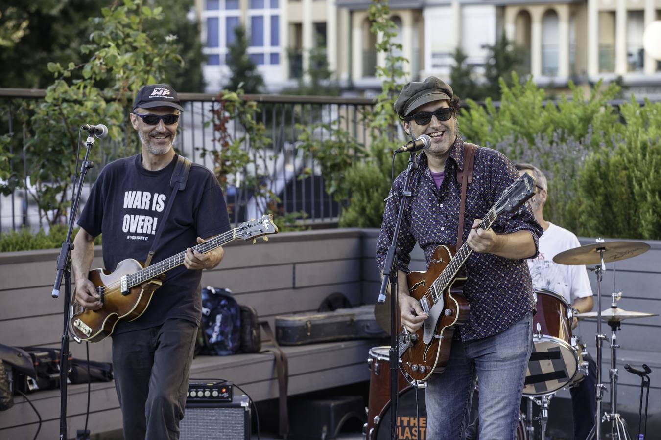 El centro cultural Doctor Madrazo acoge hasta el 7 de agosto la exposición 'Beatlemanía', una muestra formada por discos y objetos relacionados con los Beatles y enmarcada en las actividades organizadas por el Beatles Soul Club para conmemorar el 50 aniversario de la publicación del tema 'Yellow submarine'.