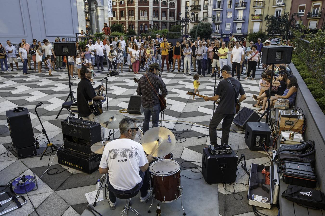 El centro cultural Doctor Madrazo acoge hasta el 7 de agosto la exposición 'Beatlemanía', una muestra formada por discos y objetos relacionados con los Beatles y enmarcada en las actividades organizadas por el Beatles Soul Club para conmemorar el 50 aniversario de la publicación del tema 'Yellow submarine'.