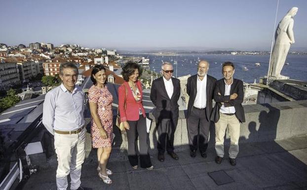 César Díaz, Gema Igual, Ana Botín, David Chipperfield y los técnicos municipales José Ramón de la Torre y Juan Carlos González, en la azotea del edificio 