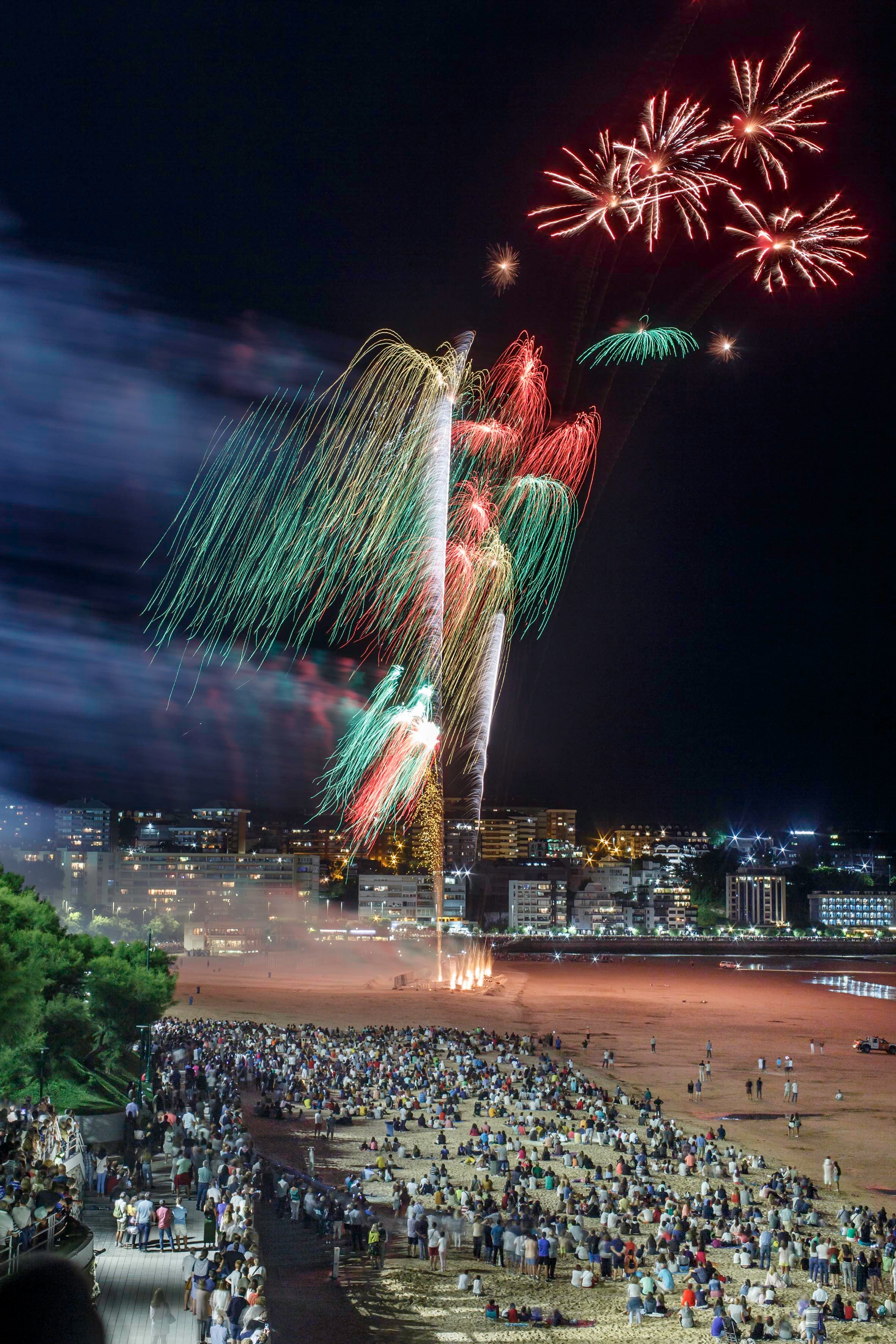 Fotos: El Sardinero se ilumina con los fuegos artificiales