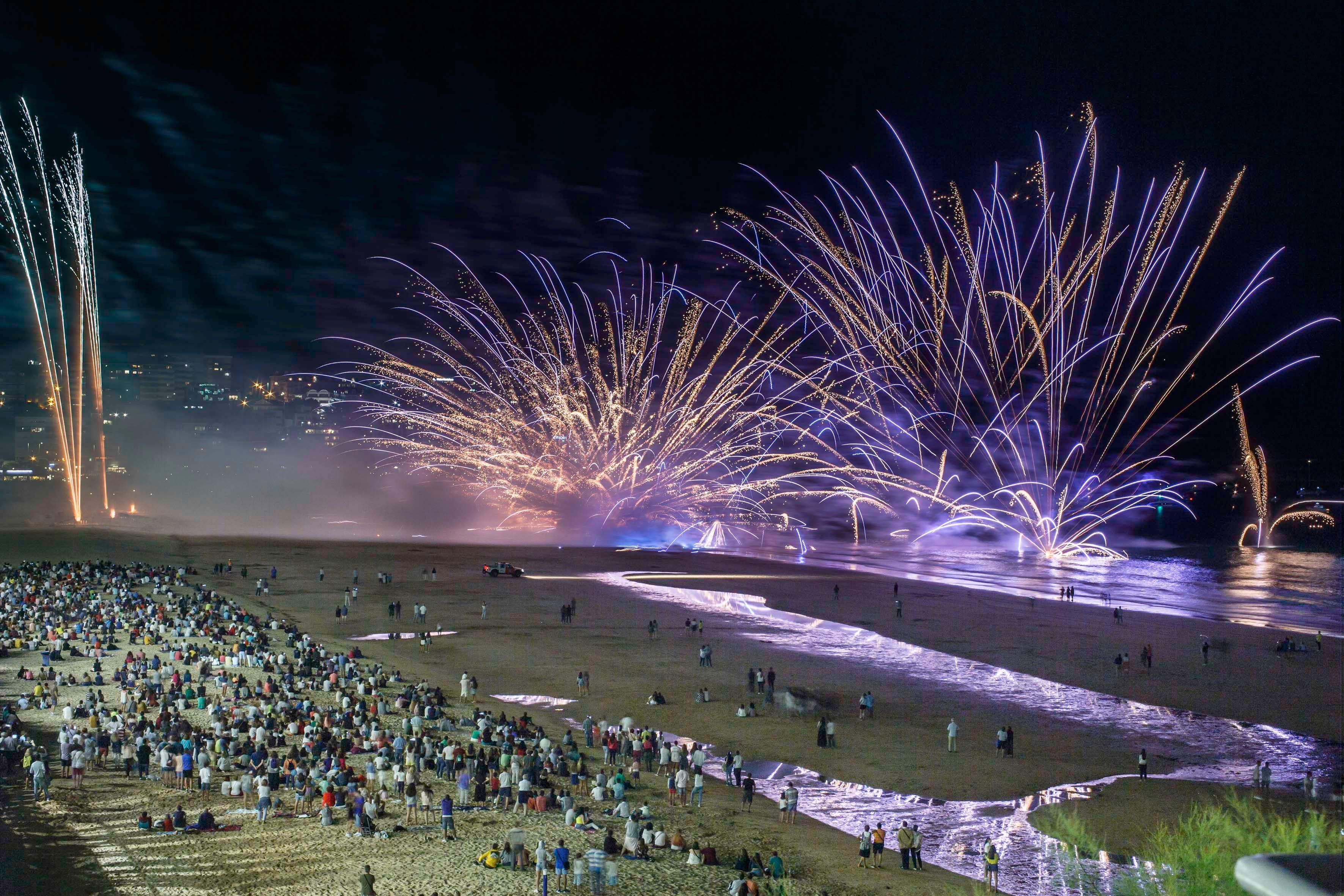 Fotos: El Sardinero se ilumina con los fuegos artificiales