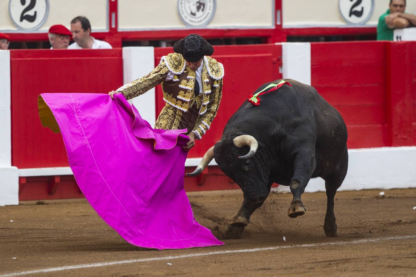 Fotos: Perera sale por la puerta grande en la segunda corrida de toros de la Feria de Santiago