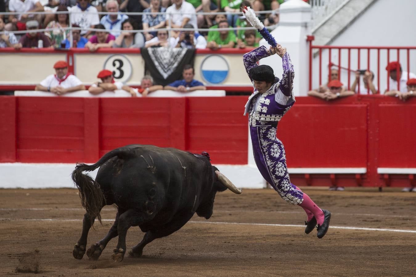 Fotos: Perera sale por la puerta grande en la segunda corrida de toros de la Feria de Santiago