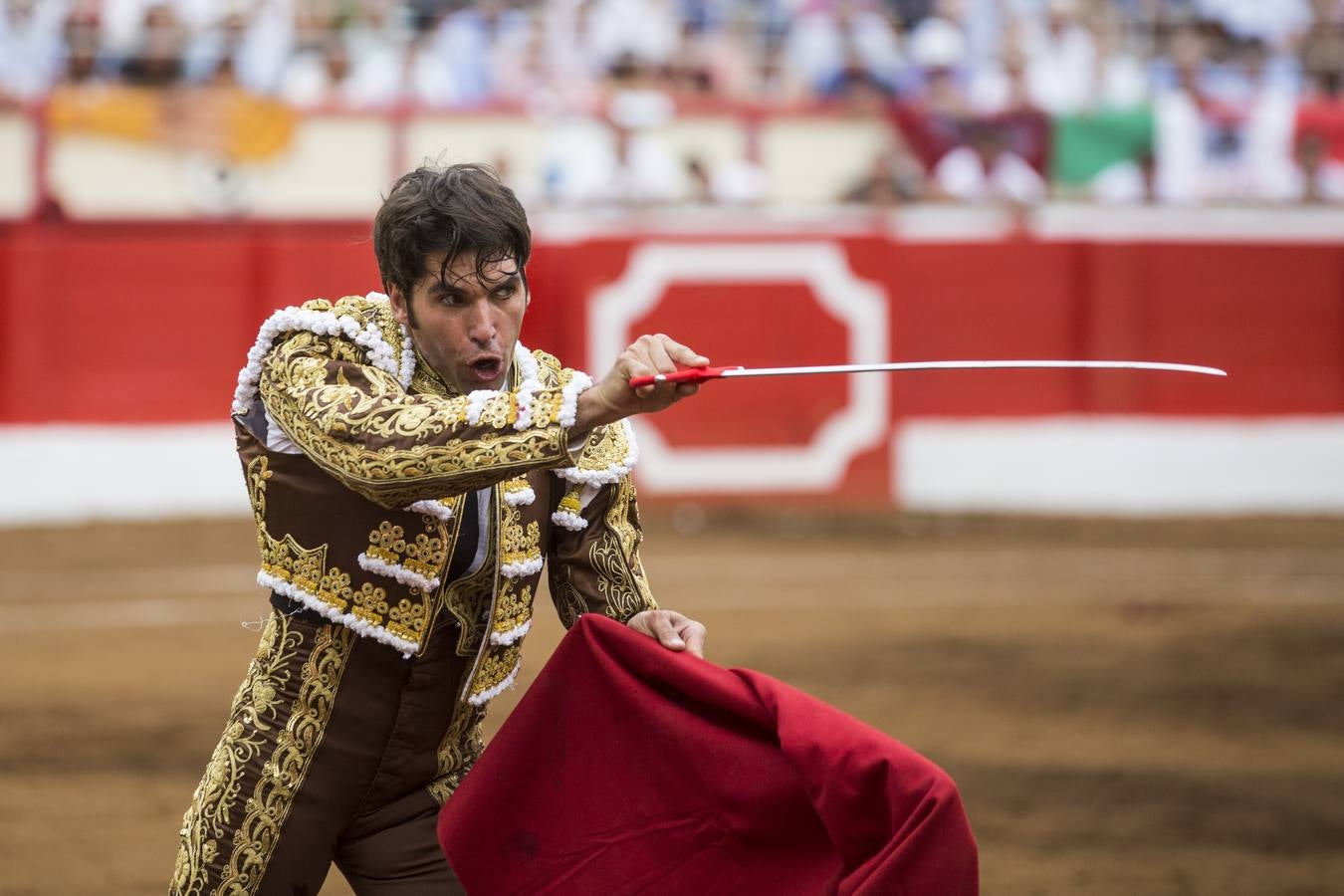 Fotos: Perera sale por la puerta grande en la segunda corrida de toros de la Feria de Santiago