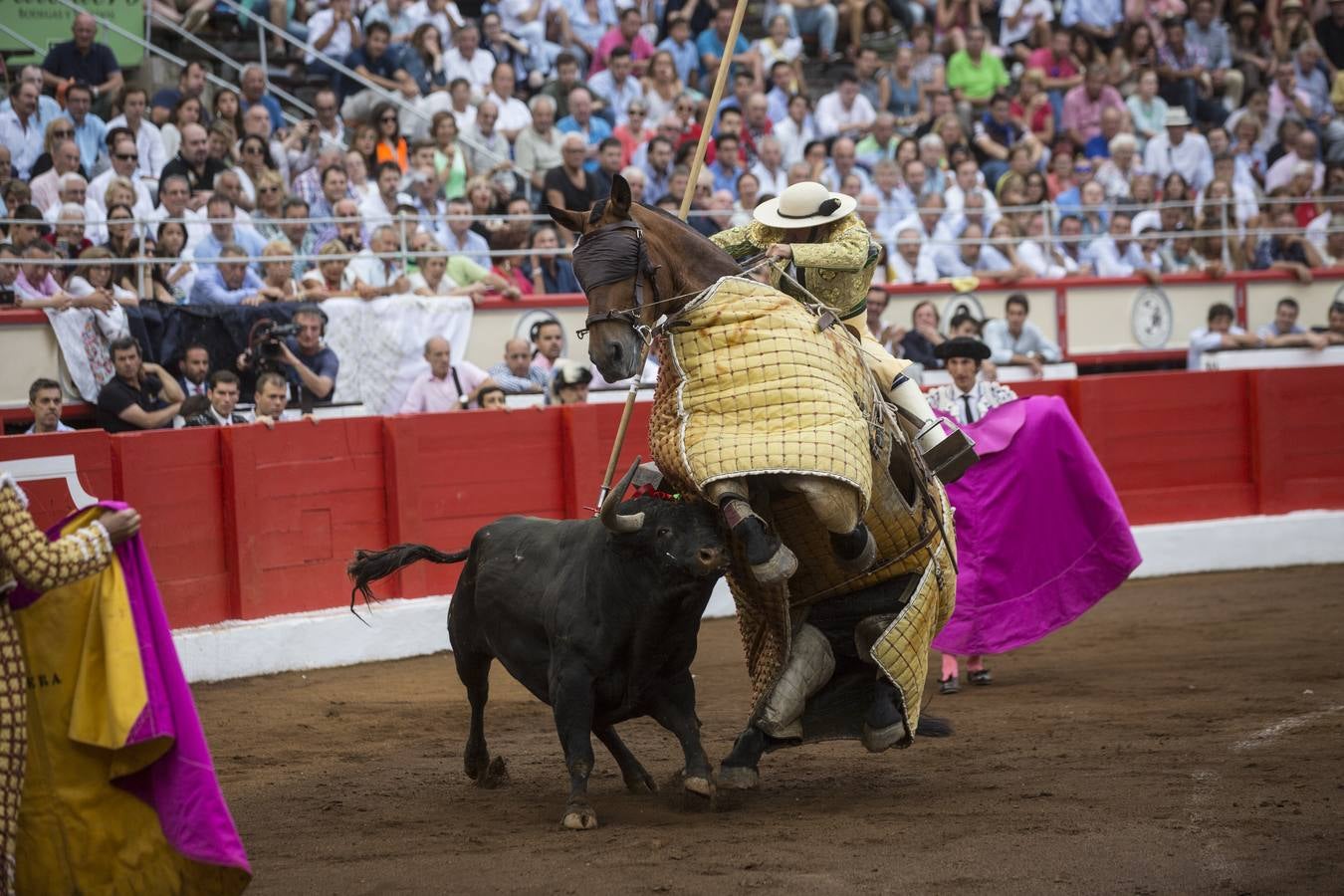 Fotos: Perera sale por la puerta grande en la segunda corrida de toros de la Feria de Santiago