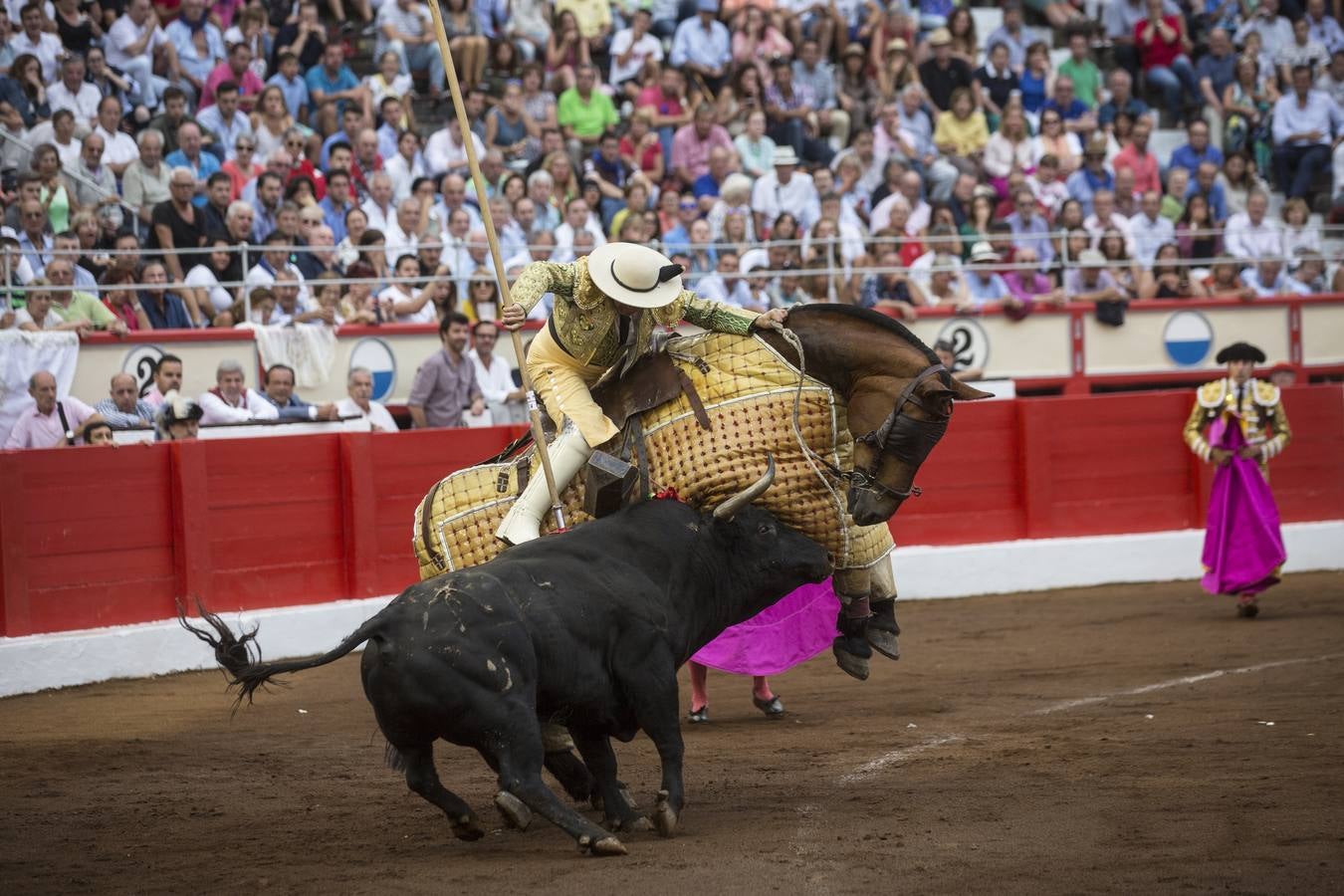 Fotos: Perera sale por la puerta grande en la segunda corrida de toros de la Feria de Santiago