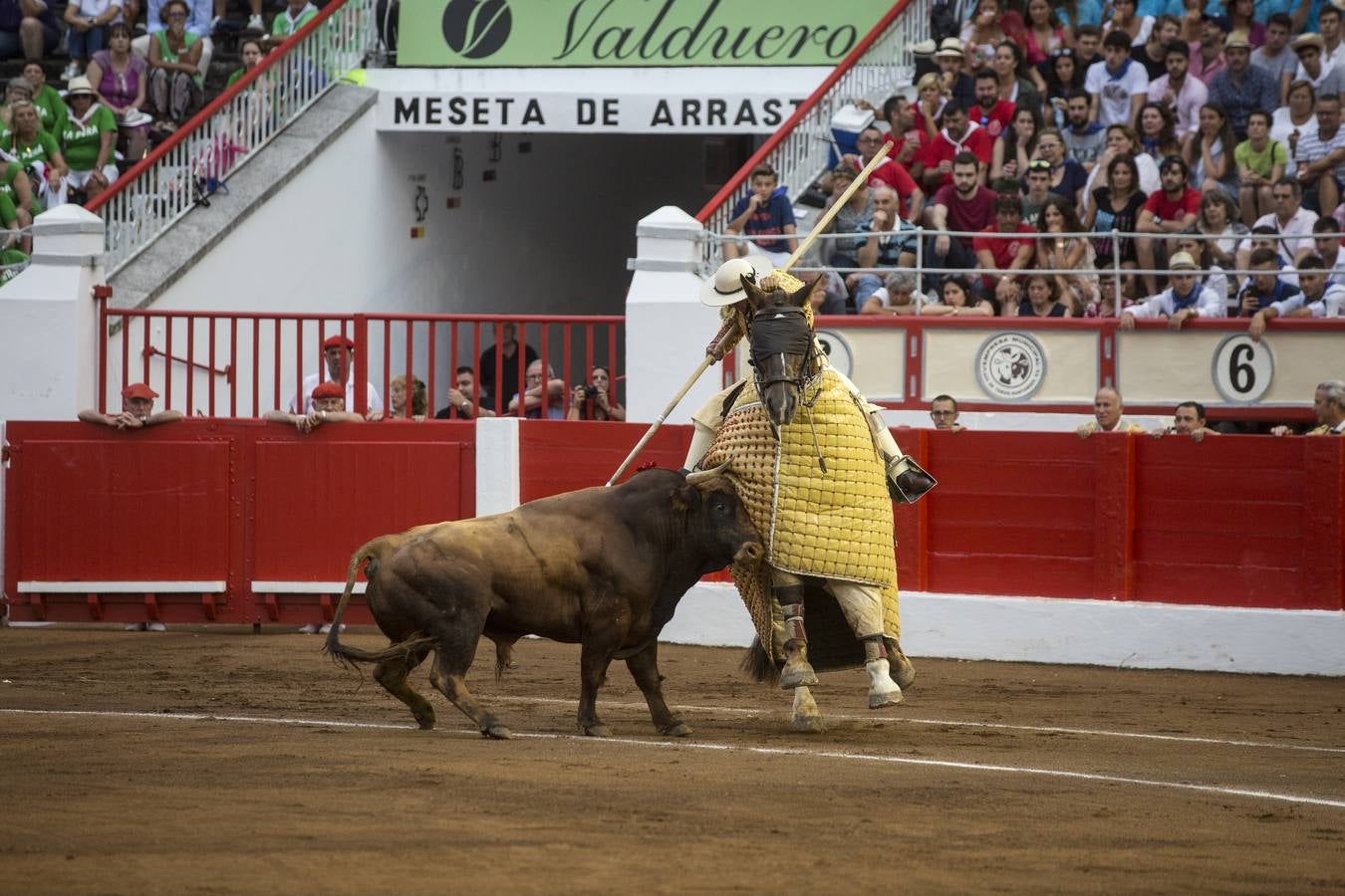 Fotos: Perera sale por la puerta grande en la segunda corrida de toros de la Feria de Santiago