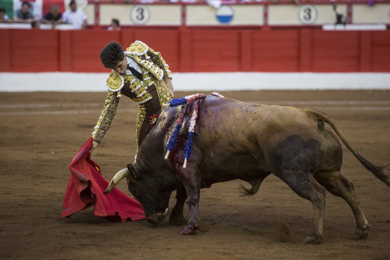 Fotos: Perera sale por la puerta grande en la segunda corrida de toros de la Feria de Santiago